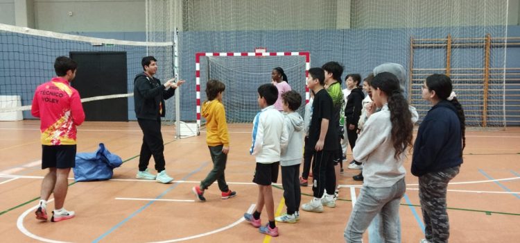 Clinic de voley en el CEIP Río Ebro Clinic de voley en el CEIP Río Ebro